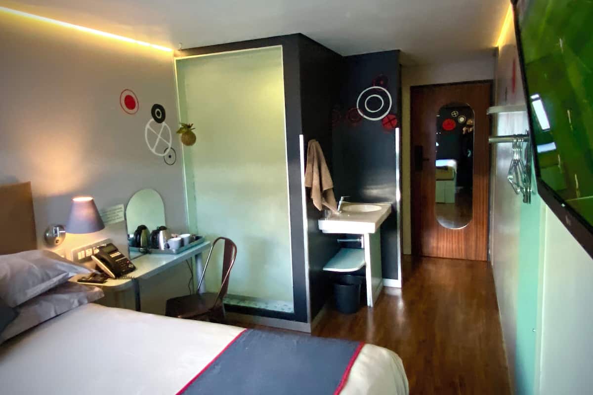 Ensuite - Room - Queen Bed