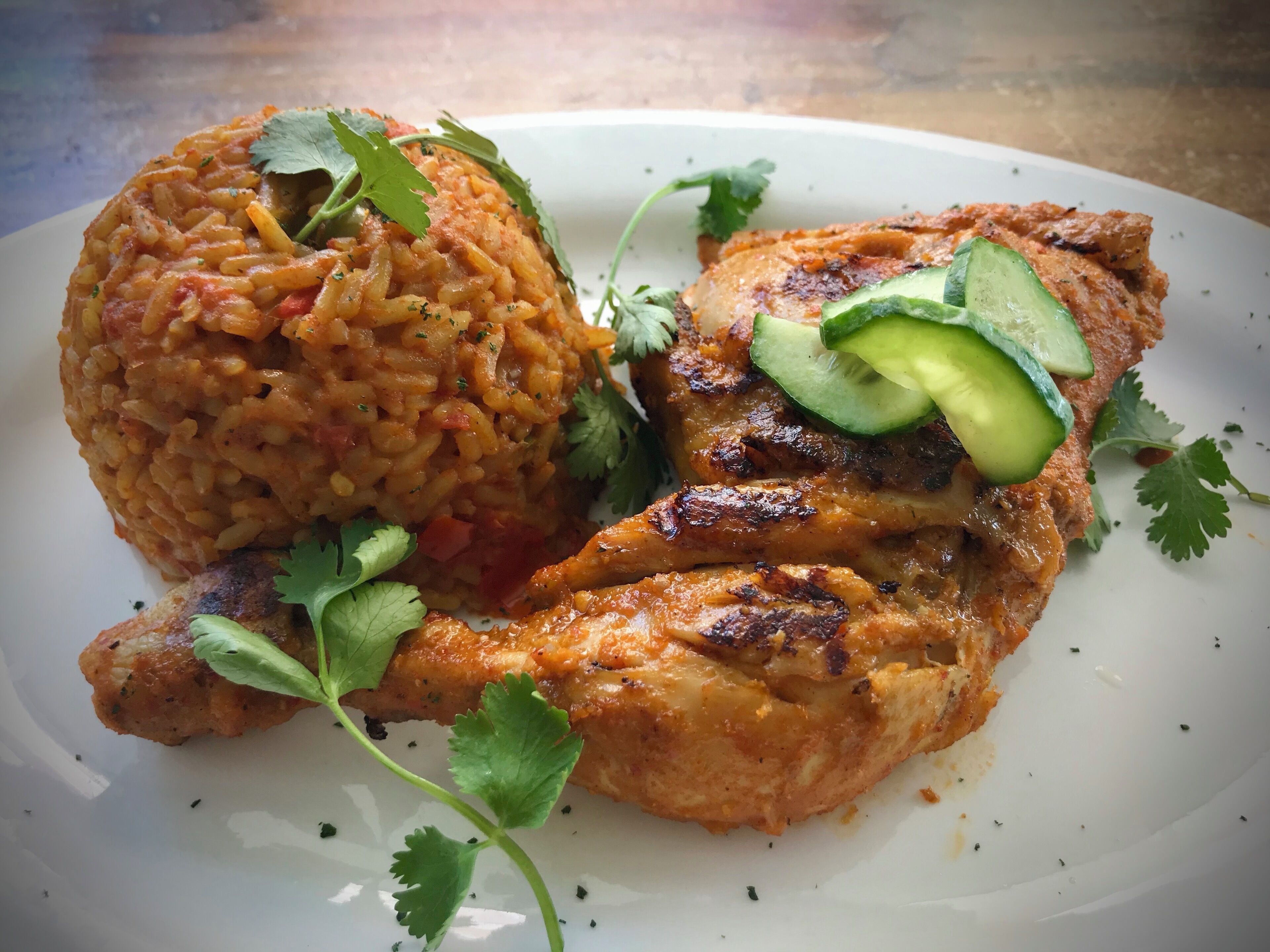 Un plato con pollo a la parrilla y arroz.