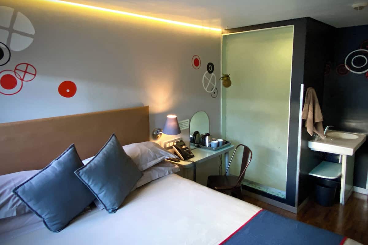 Coffres-forts dans les chambres, bureau, Wi-Fi gratuit, draps fournis