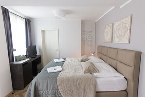 Kamar Standar, 1 Tempat Tidur King, Bebas Asap Rokok, pemandangan kota | Seprai Frette Italia, seprai premium, dan selimut bulu angsa