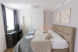 Standardzimmer, 1 King-Bett, Nichtraucher, Stadtblick | Italienische Bettbezüge von Frette, hochwertige Bettwaren