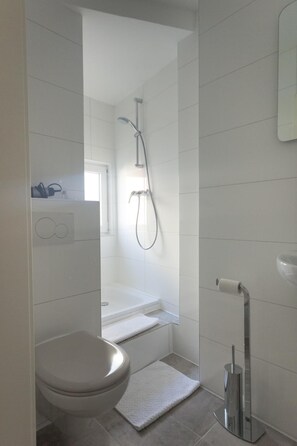 Articles de toilette (gratuits), séchoir à cheveux, serviettes fournies