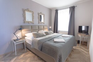 Quadruple Room, Non Smoking, City View | Italienische Bettbezüge von Frette, hochwertige Bettwaren