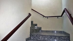 Un escalier avec des marches en marbre et des rampes en bois.