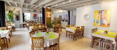 Lunch, dinner served; Regional cuisine, alfresco dining