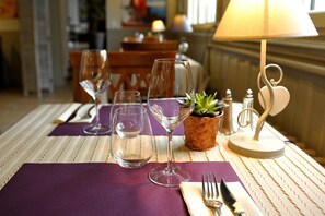 Lunsj og middag serveres, regionale retter, uteservering