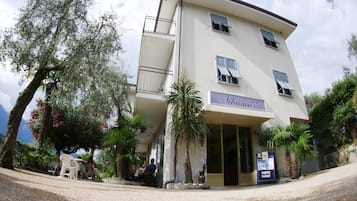 Mặt tiền nơi lưu trú