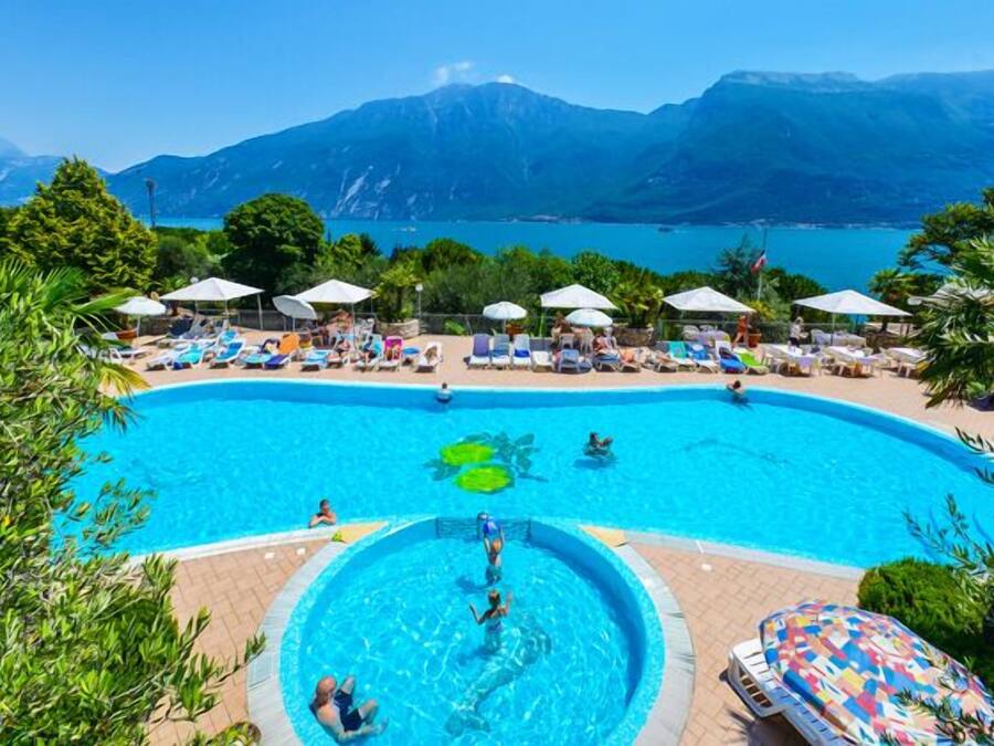 Een seizoensgebonden buitenzwembad