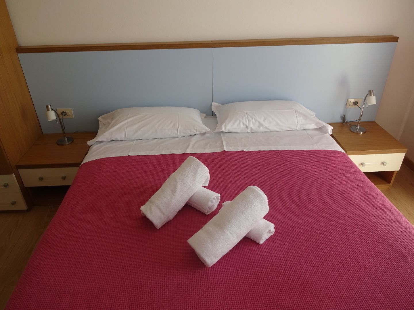 double room, partial lake view | desk, free cots/infant beds, free wifi, bed sheets