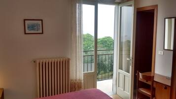 Doppelzimmer, eingeschränkter Seeblick | Schreibtisch, kostenlose Babybetten, kostenloses WLAN, Bettwäsche