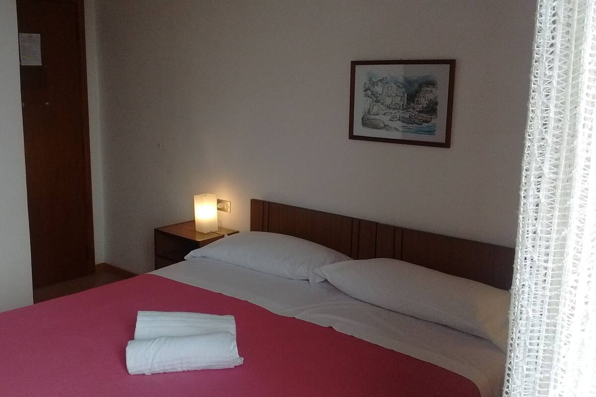 Habitació doble, vistes parcials al llac | Escriptori, bressols gratuïts, wifi gratuïta i roba de llit