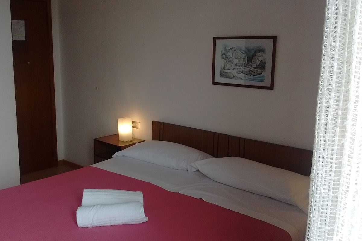Double Room, Partial Lake View | Desk, free cribs/infant beds, free WiFi, bed sheets
