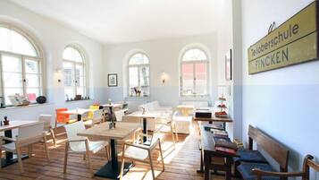 Breakfast, lunch, dinner served; Regional cuisine