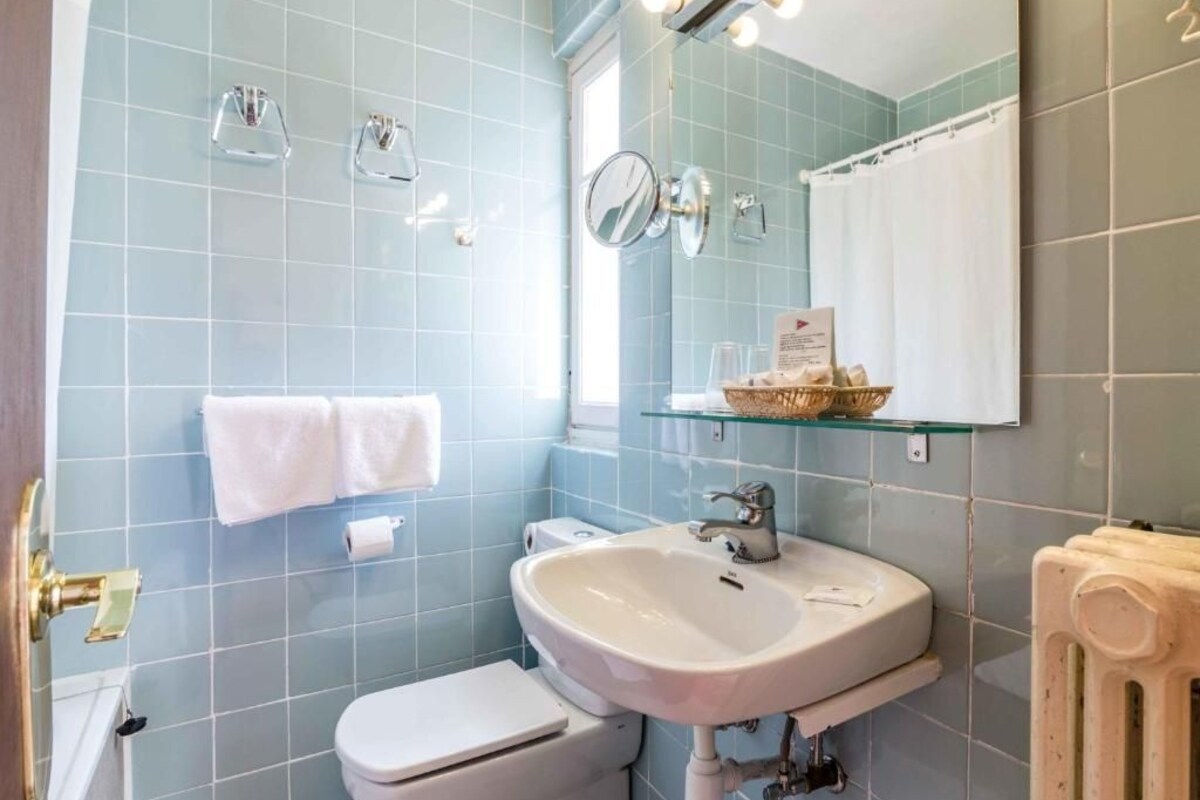 Bathroom | Bathtub, towels