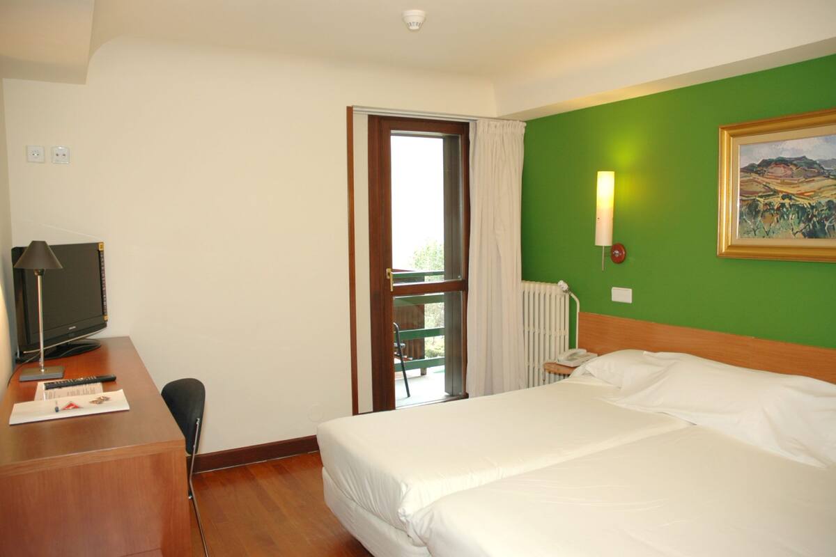 In-room safe, WiFi (free)