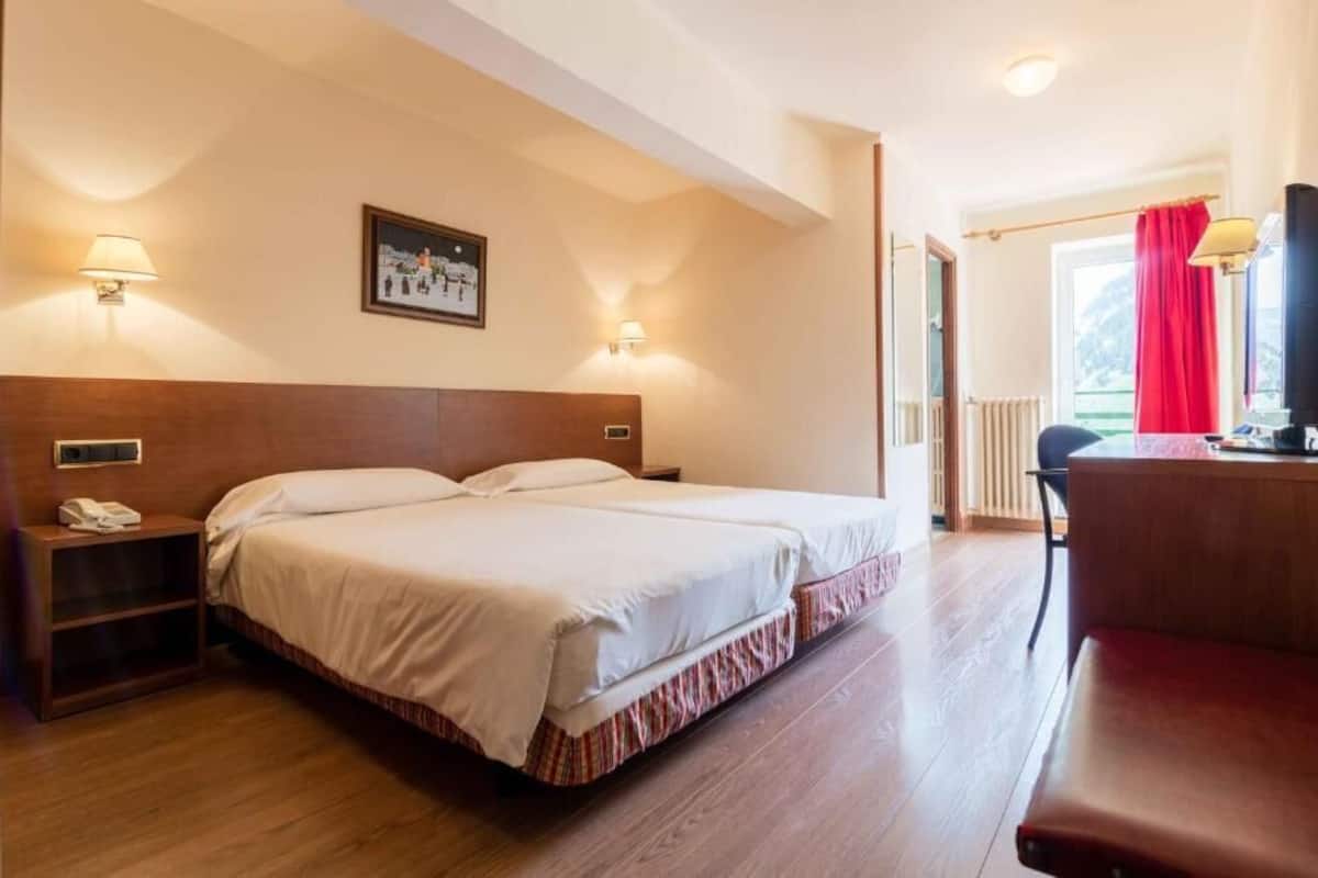 In-room safe, WiFi (free)