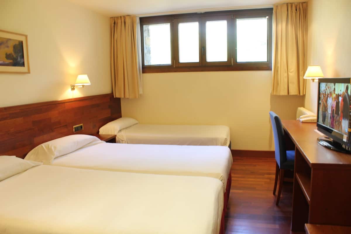 Standard Triple Room | In-room safe, WiFi (free)