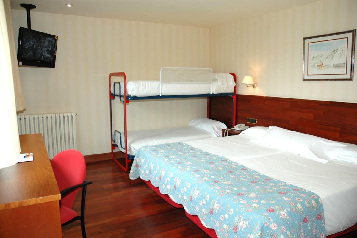 Quadruple Room | In-room safe, WiFi (free)