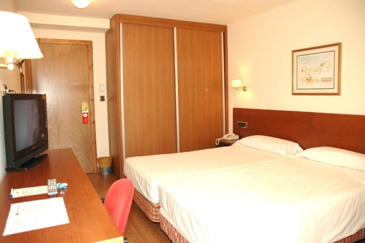 In-room safe, WiFi (free)