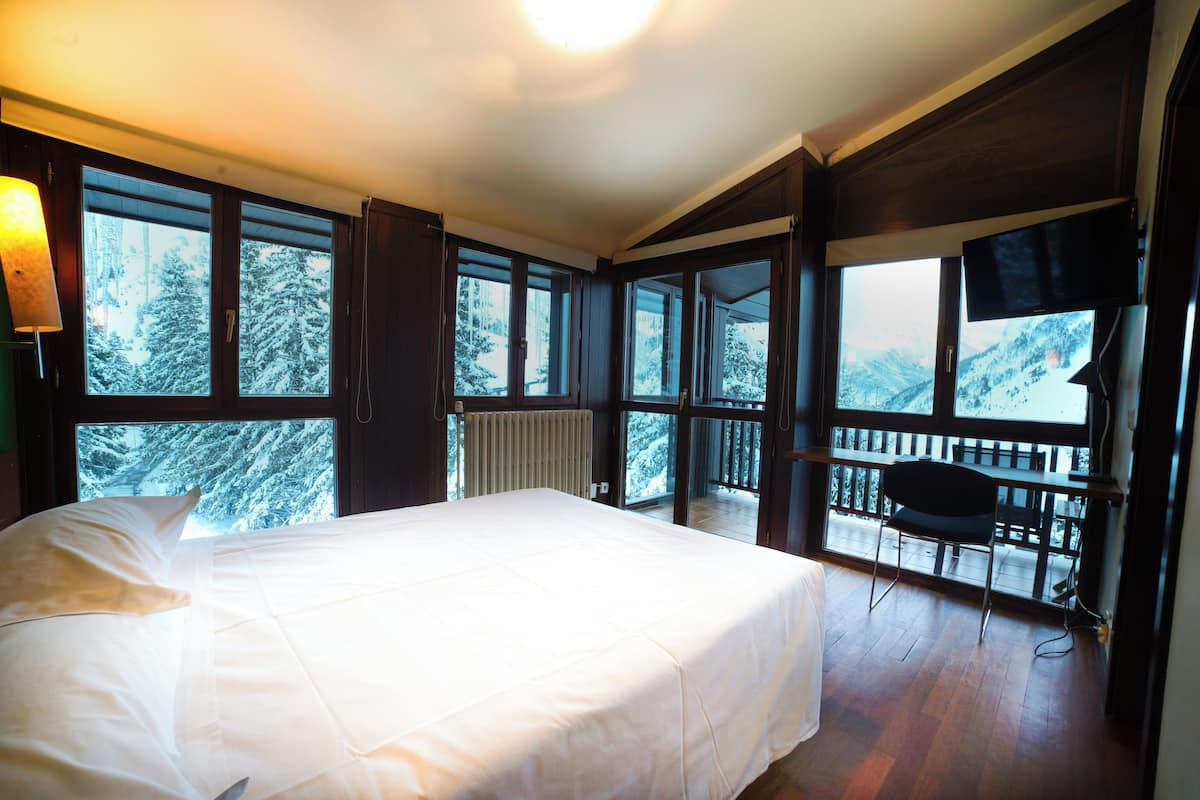 In-room safe, WiFi (free)