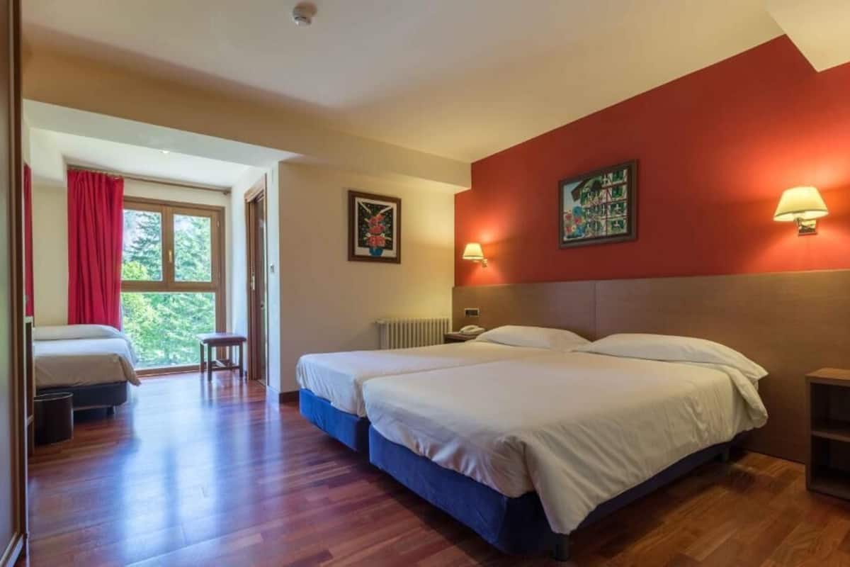 In-room safe, WiFi (free)