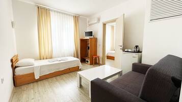 Family Room | Minibar, in-room safe, individually decorated, individually furnished