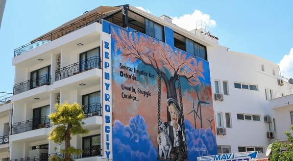 Front of property - Zephyros City Otel (Datça)