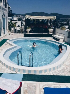 Outdoor pool, pool umbrellas, sun loungers - Merve Park Hotel (Bodrum)