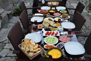 Petit déjeuner complet compris tous les jours