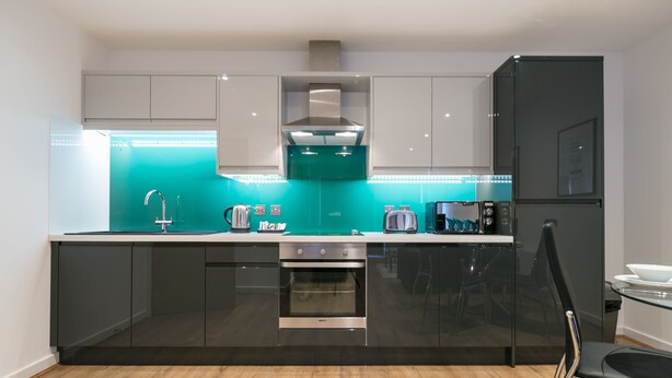 Apartemen Premium, 2 kamar tidur | Dapur pribadi | Lemari es, microwave, ketel listrik, dan peralatan masak/sendok-piring