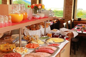 Desayuno buffet (EUR 18 por persona) 