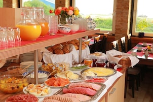 Tägliches Frühstücksbuffet gegen Gebühr