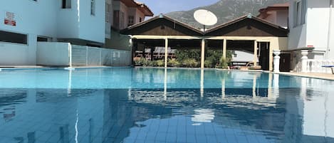 Außenpool, Sonnenschirme, Liegestühle