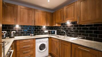 Full-size fridge, microwave, oven, stovetop