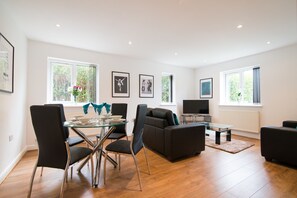 Apartment, 2 Schlafzimmer, Erdgeschoss (Garden) | Wohnbereich | 40-Zoll-Flachbildfernseher mit Digitalempfang, Fernseher, Netflix