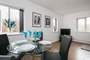 2 Bedroom Garden Apartment - First  Floor | In-room dining