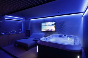 Sauna, hot tub, steam room