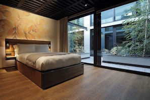 Classic Double Room with Double or Twin beds | Frigobar, cofres nos quartos, individualmente decorados