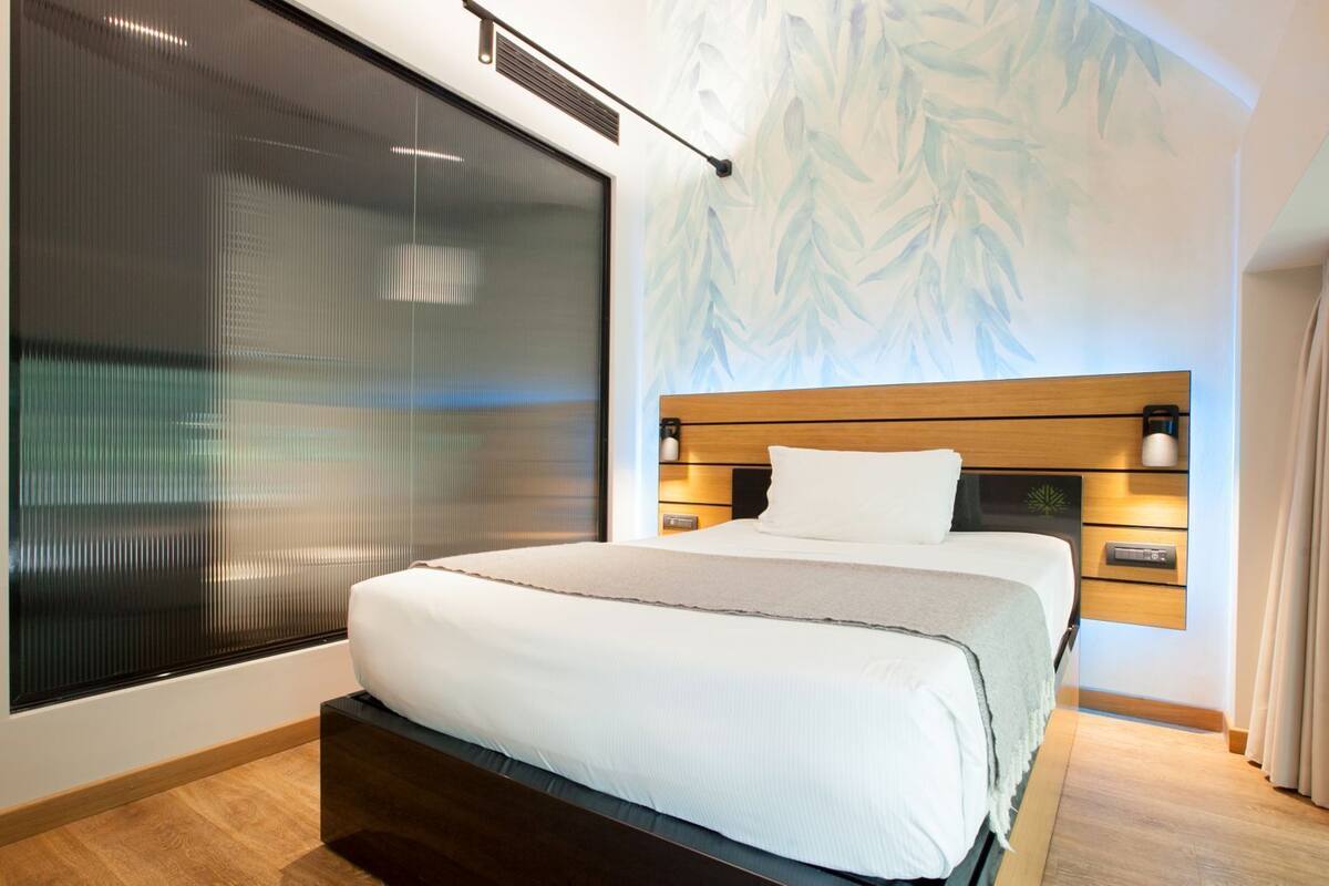 Classic Single Room | Minibar, in-room safe, desk, laptop workspace