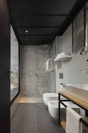 Habitación individual | Baño | Regadera, regadera tipo lluvia, amenidades de baño ecológicas 