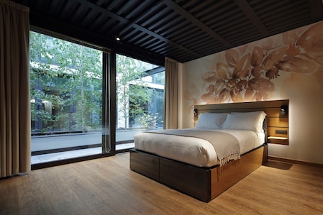 Classic Double Room, Accessible | 1 bedroom, minibar, in-room safe, individually decorated