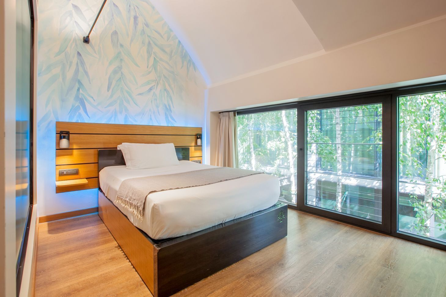 Classic Single Room | Minibar, in-room safe, desk, laptop workspace