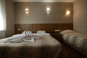 Double or Twin Room | Peralatan tempat tidur premium, peti besi dalam bilik, meja