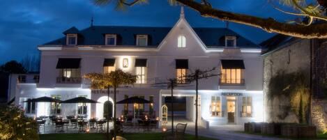 Fachada da propriedade à noite