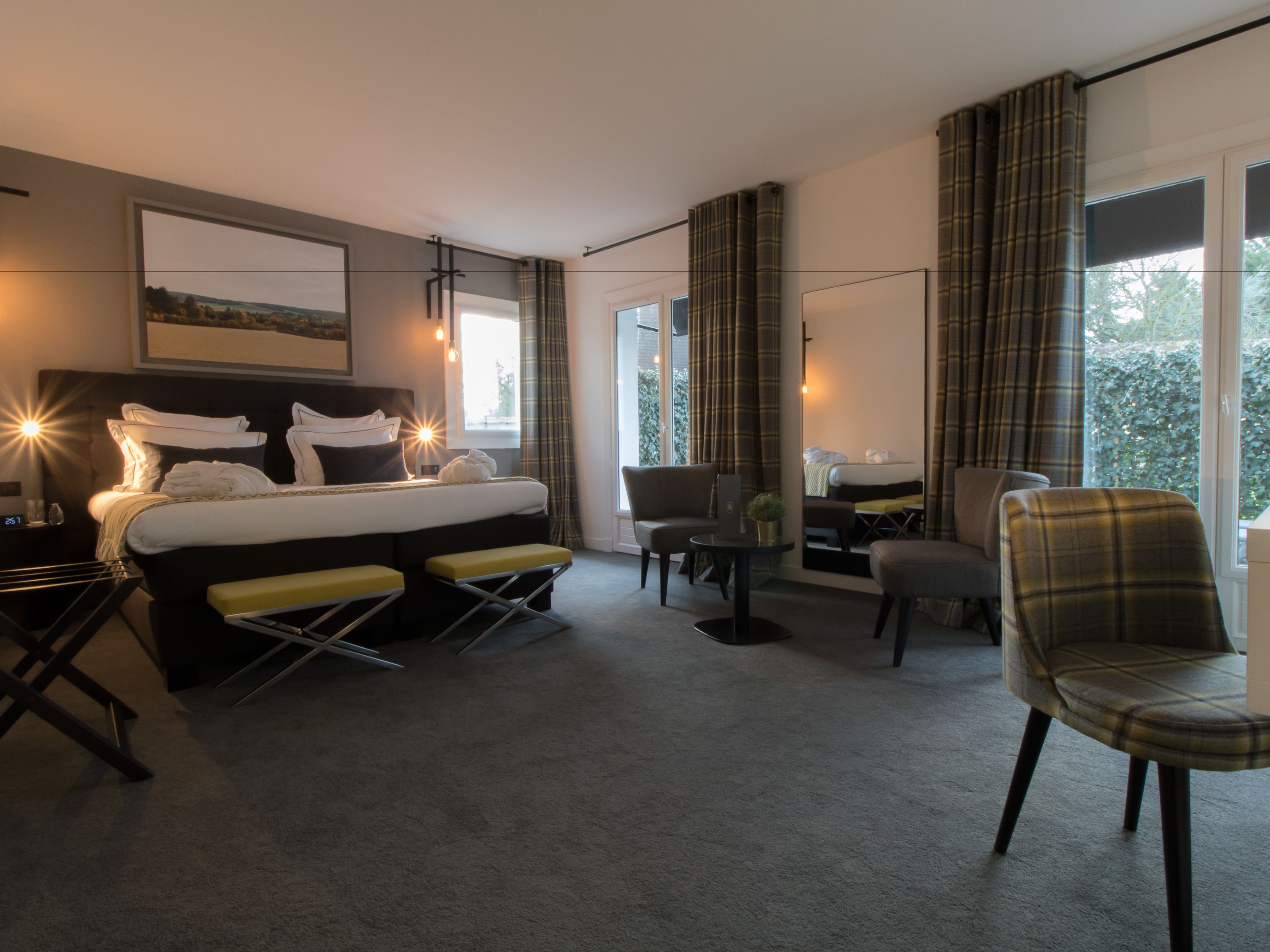 deluxe suite, 1 king bed | premium bedding, in-room safe, desk, soundproofing