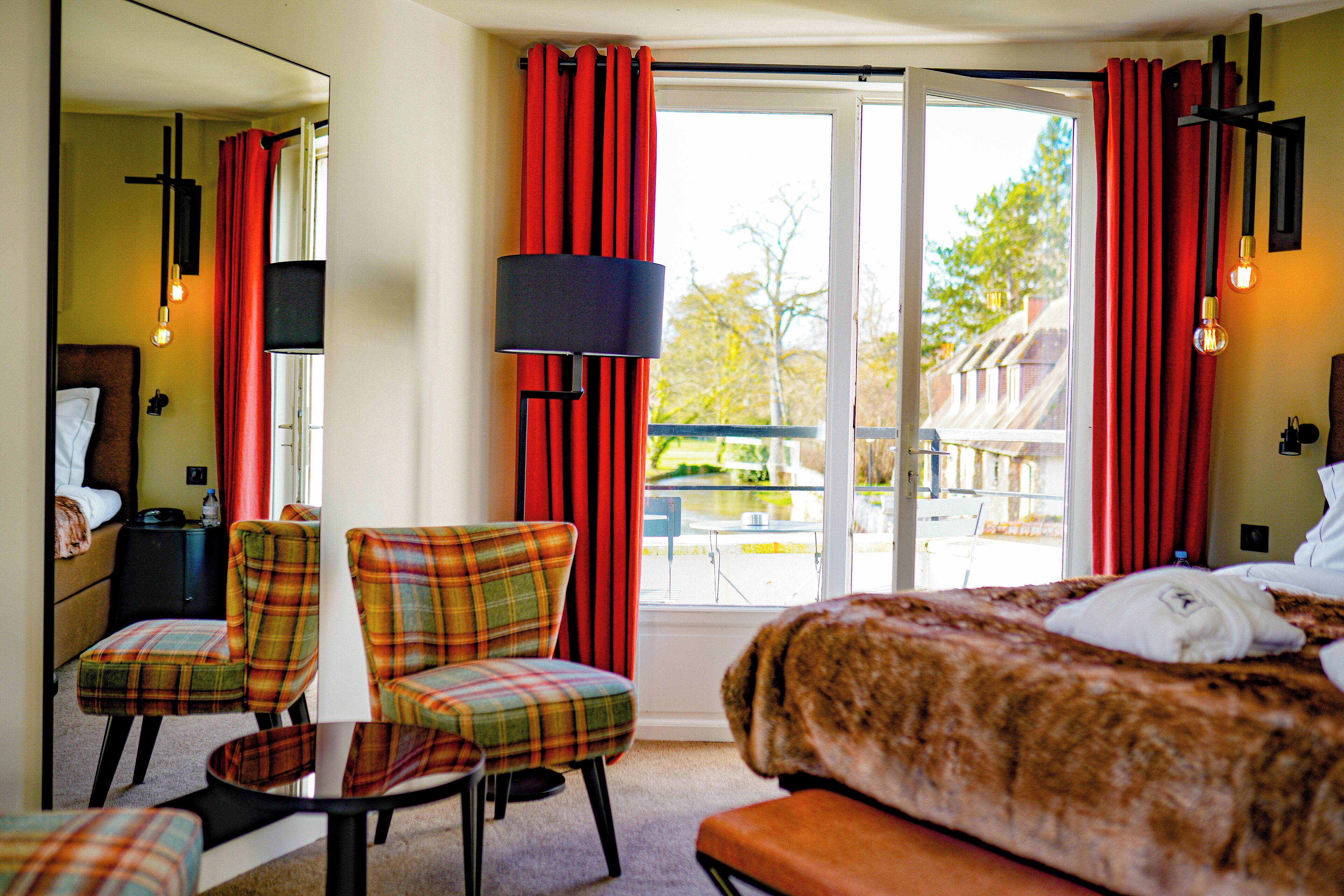 deluxe suite, 1 king bed | premium bedding, in-room safe, desk, soundproofing