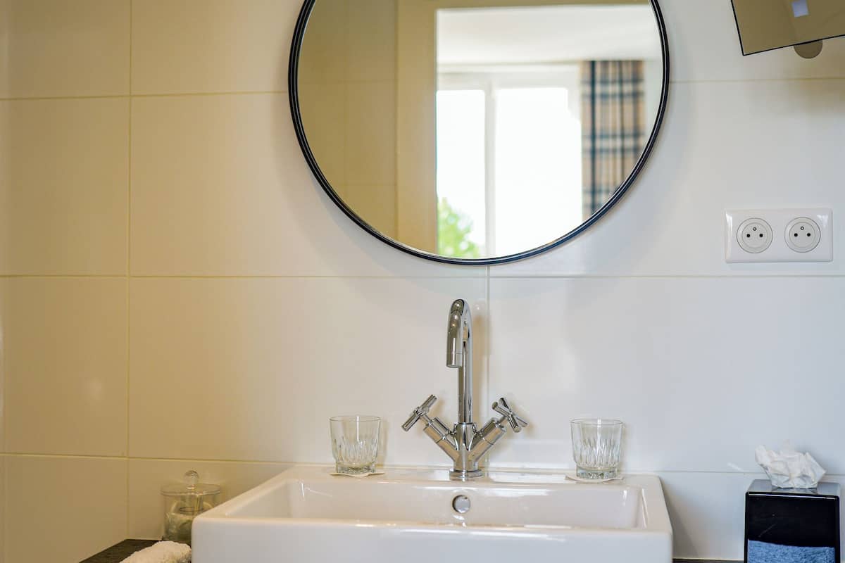 superior room | bathroom | free toiletries, hair dryer, bathrobes, slippers