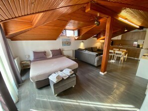 Ropa de cama de alta calidad, minibar y escritorio 