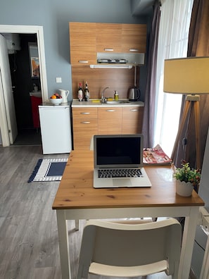Estudio | Ropa de cama de alta calidad, minibar y escritorio 