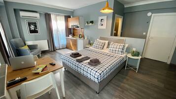 Deluxe Studio | Premium bedding, minibar, desk, laptop workspace